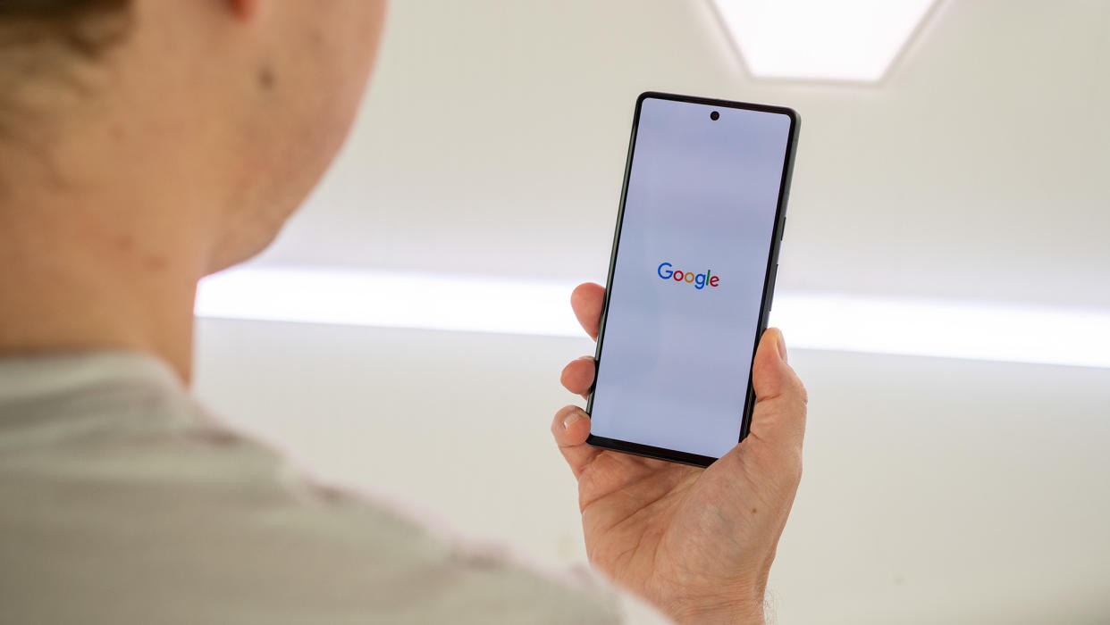  The Google logo on the Google Pixel 7's display 