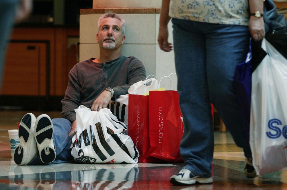 Aunque el gasto total de los estadounidenses durante la temporada navideña supera los 800 mil millones de dólares, se estima que sólo el 35 por ciento de las personas disfrutan realmente comprando regalos. (Foto: Getty Images)