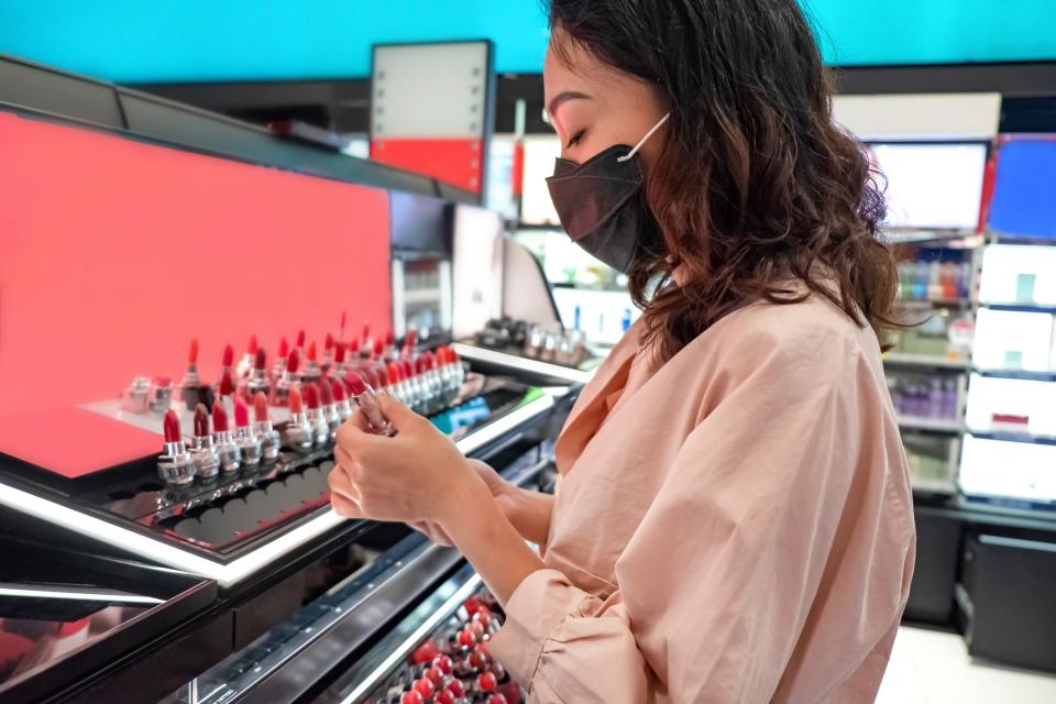 (Symbolbild) Der sogenannte Lipstick-Effekt besagt, dass Menschen in einer Krise mehr Lippenstifte kaufen. - Copyright: Getty Images/ Kanawa_Studio