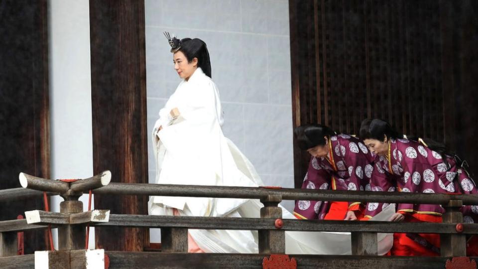 La emperatriz japonesa Masako, esposa de Naruhito, se dirige hacia el santuario de Kashikodokoro donde el emperador le informa sobre su ascensión a la diosa del sol en la antigua dinastía real.