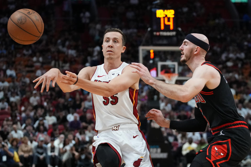 MIAMI, FLORIDA - APRIL 19: Duncan Robinson #55 of the Miami Heat throws a pass against Alex Caruso #6 of the Chicago Bulls in the second quarter during the Play-In Tournament at Kaseya Center on April 19, 2024 in Miami, Florida. NOTE TO USER: User expressly acknowledges and agrees that, by downloading and or using this photograph, User is consenting to the terms and conditions of the Getty Images License Agreement. (Photo by Rich Storry/Getty Images)