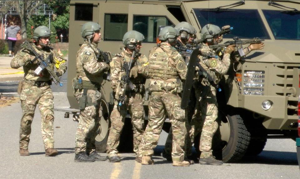 An FBI SWAT team takes part in a training exercise. File art.