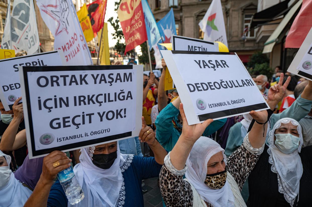 Protest in Istanbul nach dem Mord an der Familie (Bild: AFP / Yasin AKGUL)