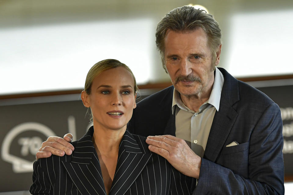 La actriz Diane Kruger y Liam Neeson en una sesión fotográfica en la 70a edición del Festival de Cine de San Sebastián, en San Sebastián, en el norte de España el 24 de septiembre de 2022. (Foto AP/Álvaro Barrientos)