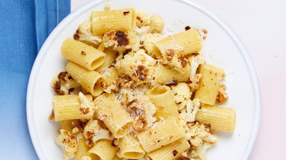 garlicky roasted cauliflower pasta