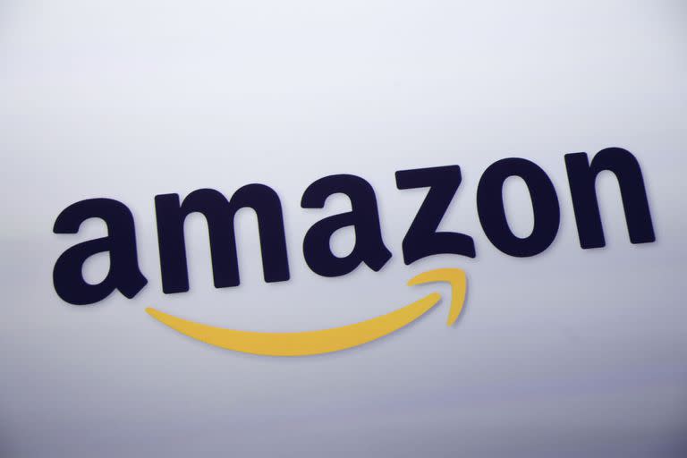 El logo de Amazon en una conferencia de prensa en Nueva York, el 28 de septiembre de 2011.  (AP Foto/Mark Lennihan)