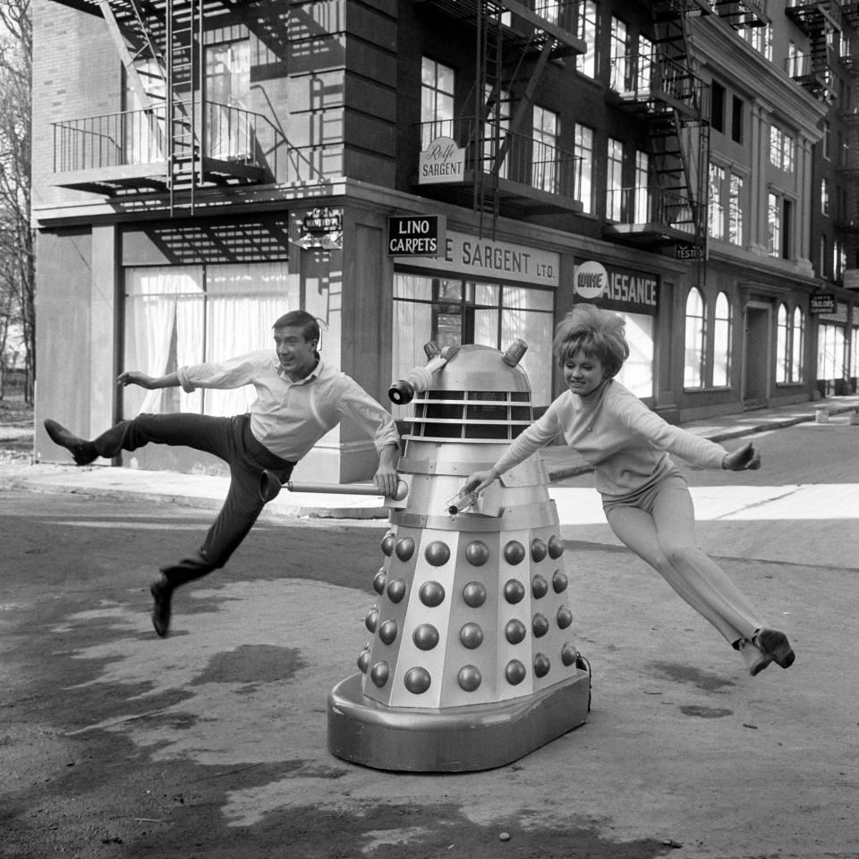 Dr Who & The Daleks stars Roy Castle and Jennie Linden rehearsing at Shepperton Studios - Alamy