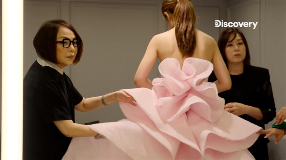 全球第一件！台灣設計師打造環保婚紗　廢棄寶特瓶變身華麗禮服