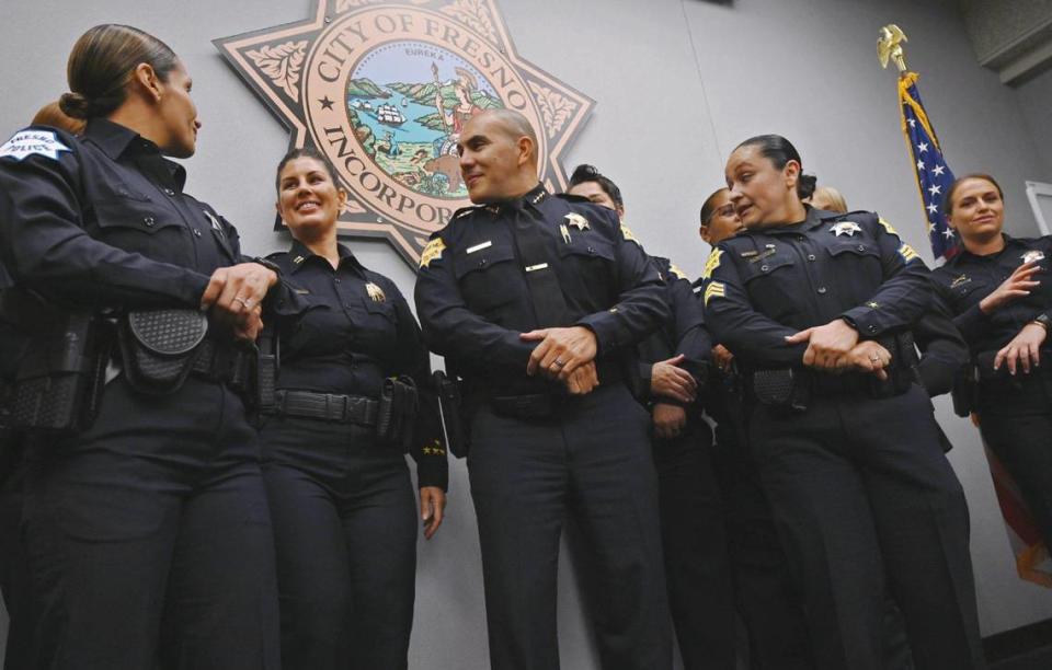 La subjefa de policía de Fresno, Mindy Casto, segunda por la izquierda, junto al jefe de policía Paco Balderrama, en el centro, en una rueda de prensa en la que se anunció la promesa 30x30 del departamento, un compromiso para mejorar la representación de las mujeres en el cuerpo de policía, el viernes 25 de marzo de 2022, en Fresno.
