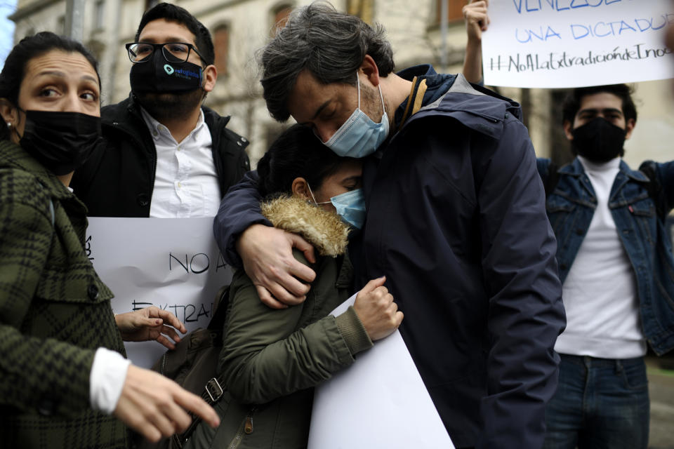 La esposa de Ernesto Quintero, llamada Cismary Marcano, en el centro, es abrazada durante una protesta contra la extradición del venezolano Ernesto Quintero en Madrid, España, el viernes 12 de febrero de 2021. (Oscar Canas/Europa Press via AP)