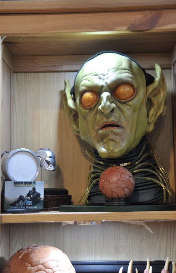 a green goblin mask