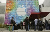 People line up for the Apple event at the Yerba Buena centre in San Francisco, California October 22, 2013. REUTERS/Robert Galbraith (UNITED STATES)