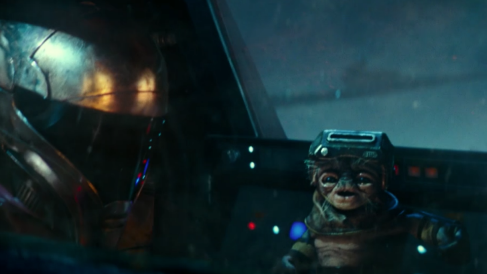 Zorri Bliss and Babu Frik in their ship during the Battle of Exegol in The Rise of Skywalker