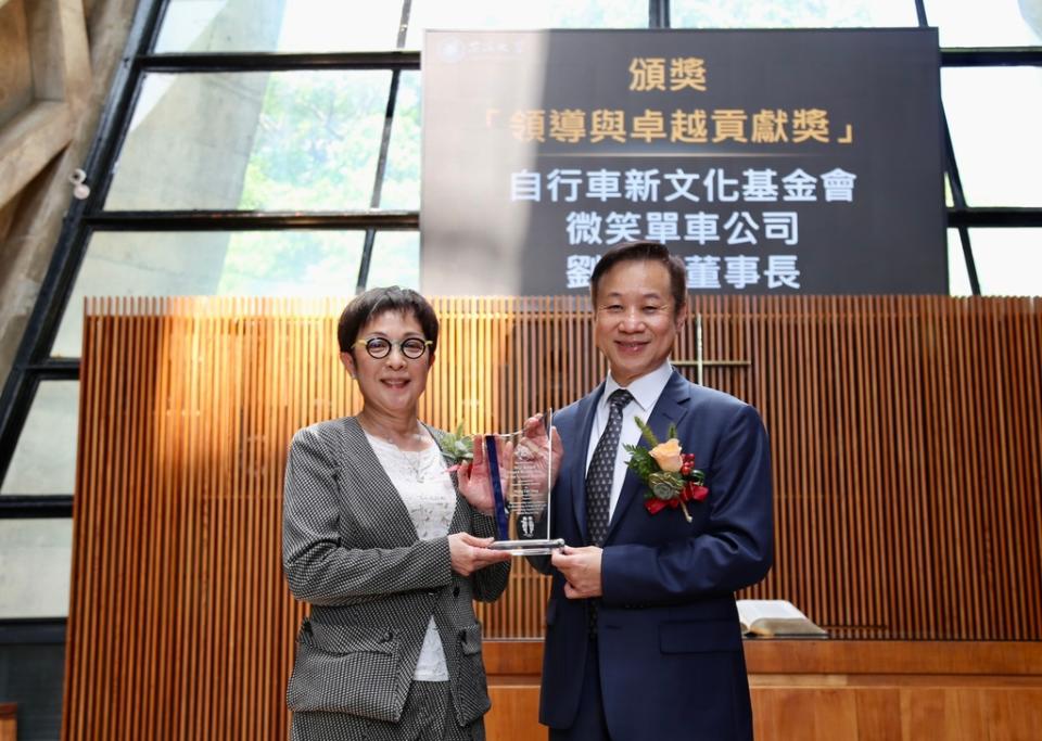 《圖說》自行車新文化基金會董事長劉麗珠(左)，獲「自行車領導與卓越貢獻獎」。