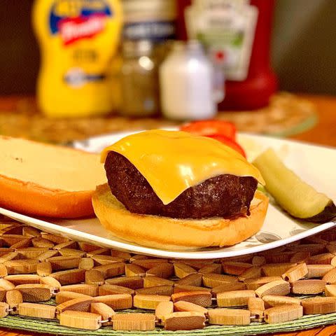 Air Fryer Cheeseburgers | Photo by Yoly