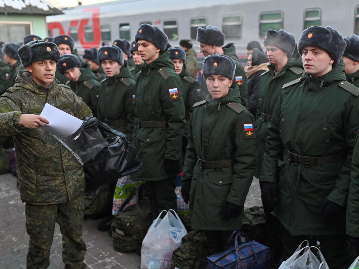 Нов видеоклип показва как командир на руска военна бригада тормози