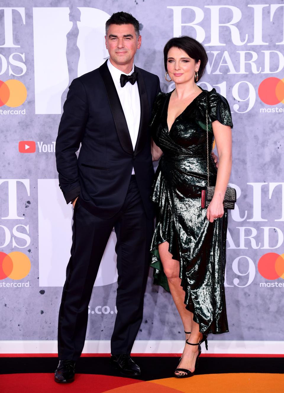 Vater und Mutter Lipa auf dem roten Teppich der Brit Awards 2019 in London. (Bild: Getty Images)