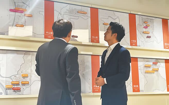 台北市長蔣萬安（右）4日宣布都市更新第8箭「575專案計畫」正式啟動，加速推動海砂屋都更速度。有議員建議蔣萬安將33案列管拆除的海砂屋，在任內安排改建日程，一步到位、完整解決問題。（劉彥宜攝）