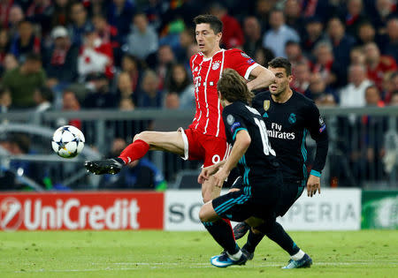 Soccer Football - Champions League Semi Final First Leg - Bayern Munich vs Real Madrid - Allianz Arena, Munich, Germany - April 25, 2018 Bayern Munich's Robert Lewandowski in action with Real Madrid's Luka Modric and Mateo Kovacic REUTERS/Michaela Rehle