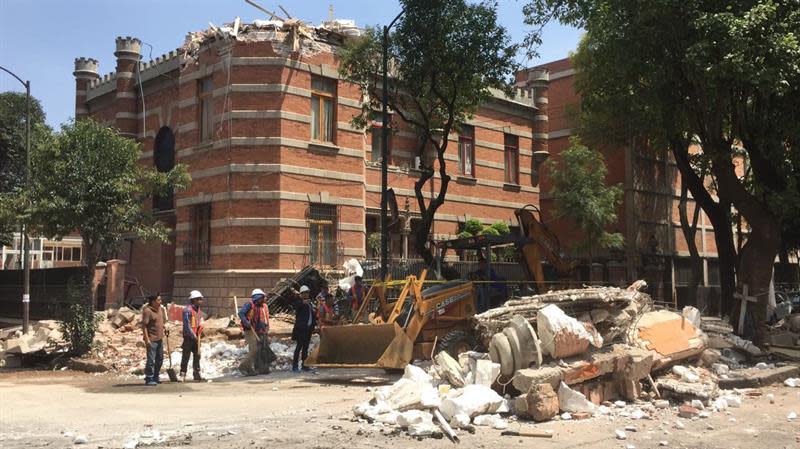 <p>Vista de un edificio con daños hoy, martes 19 de septiembre de 2017, tras un sismo de magnitud 7,1 en la escala abierta de Richter que sacudió hoy fuertemente la capital mexicana, lo que provocó numerosos destrozos en varios edificios, cortes en el servicio eléctrico y en el servicio de telefonía, sin que se reporten daños personales, por ahora. EFE </p>