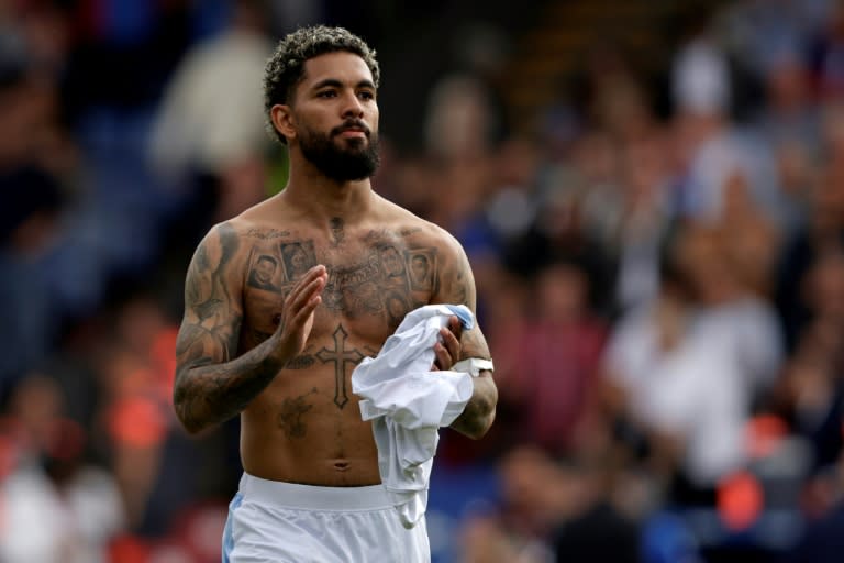 El brasileño Douglas Luiz aplaude tras un partido con el Aston Villa ante el Crystal Palace en la Premier League. En Londres, el 19 de mayo de 2024 (Ian Kington)