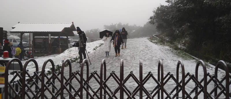 位於陽明山國家公園內的鞍部氣象站，凌晨降下瑞雪，清晨5時觀測時氣溫0.1度，出現雨夾雪情況，不過固態降雪累積未達1公分，目前已有融雪現象。 <br>