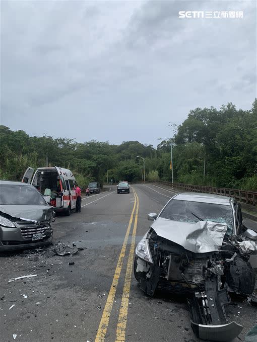  賴姓轎車駕駛所駕駛的銀色轎車車頭全毀，搶救後傷重不治。（圖／翻攝畫面）