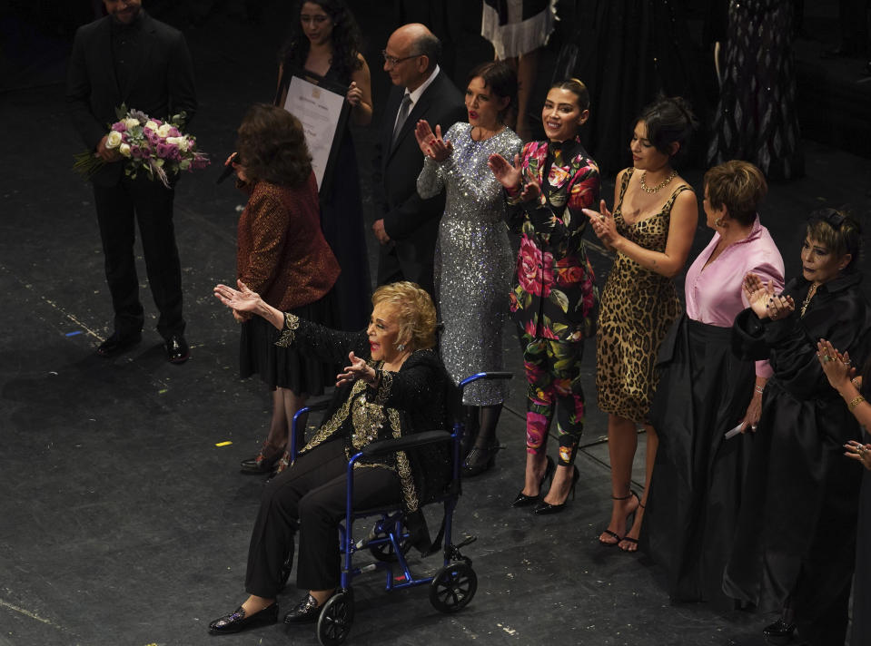 La actriz Silvia Pinal acompañada por su familia recibe un homenaje a su trayectoria en el Palacio de Bellas Artes de la Ciudad de México el 29 de agosto de 2022. (Foto AP/Marco Ugarte)