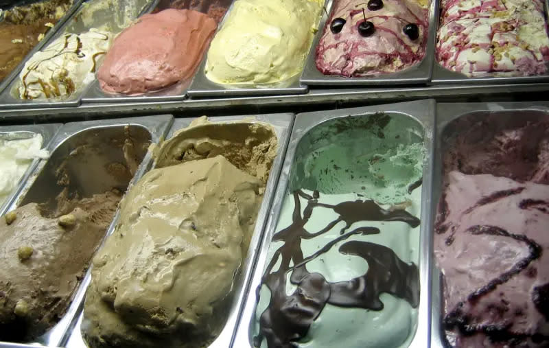 ▲義式冰淇淋是許多人到訪義大利必吃的美食之一，尤其是在夏天；現在卻因為一項法案，居民、遊客可享用的時間即將受到影響。（圖／美聯社／達志影像）