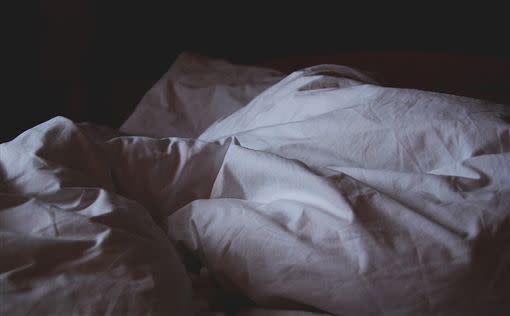 晚上睡覺感覺到有人站床頭凝視。（示意圖／Pixabay）