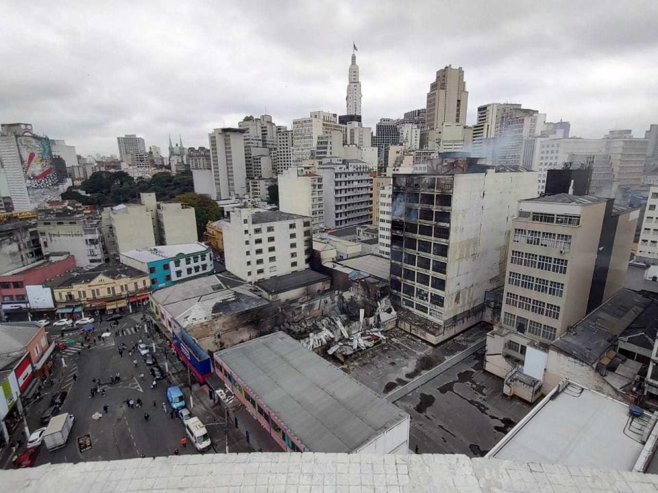 *Arquivo* SÃO PAULO, SP, 13.07.2022 - Imagem do quarto dia de combate ao incêndio no prédio comercial de 10 andares no centro de São Paulo. (Foto: Matheus Moreira/Folhapress)