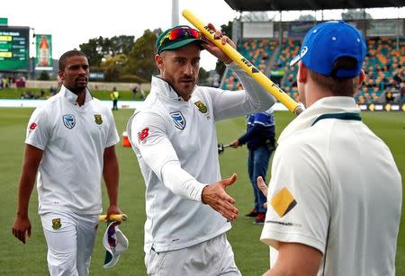 Cricket - Australia v South Africa - Second Test cricket match - Bellerive Oval, Hobart, Australia - 15/11/16 - South Africa's Vernon Philander (L) watches as team captain Faf du Plessis shakes Australia's captain Steve Smith's hand after the match. REUTERS/David Gray