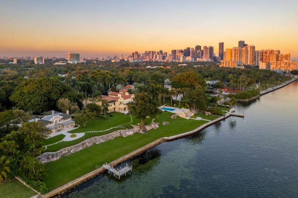 Arsht Estate, en la foto de arriba, está listada por $150 millones. Si se vende a ese precio, sería la cantidad más alta pagada por una residencia en el Condado Miami-Dade.