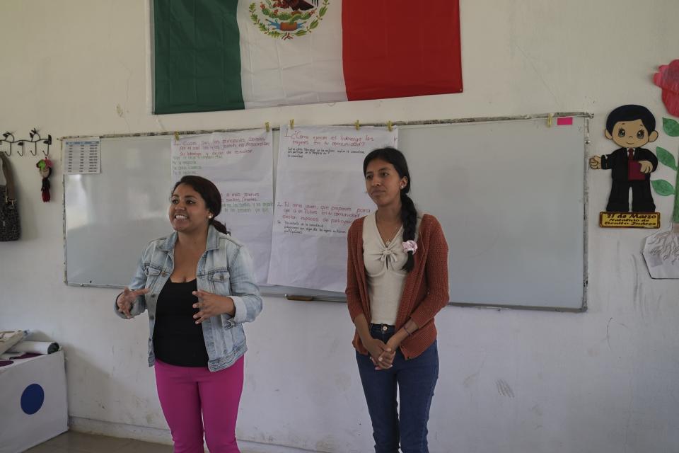 Liz Vázquez, la izquierda, habla mientras María Leticia Santiz traduce a la lengua tojolabal, en un taller sobre igualdad de género en una escuela en Plan de Ayala, un pueblo tojolabal en el municipio de Las Margaritas del estado de Chiapas, México, el jueves 2 de mayo de 2024. Vázquez and Santiz buscan impulsar el diálogo y la reflexión en las comunidades más cerradas de Chiapas, el aprendizaje de las realidades de su gente y la provisión de herramientas para mejorar su vida. (AP Foto/Marco Ugarte)