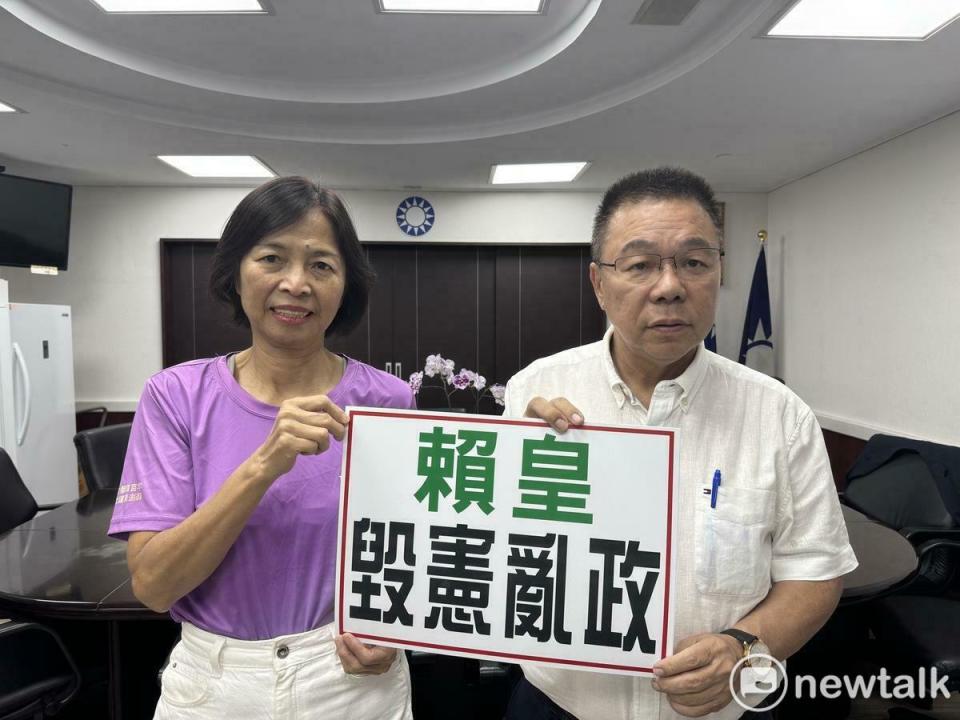 台南市議會國民黨團發言人蔡育輝和王家貞怒轟，賴清德打著遵守憲法、保護民眾權利高帽，提出釋憲、暫時處分，既然遵守憲法，為何要「毀憲亂政」成立三個委員會？上任才一個月，賴清德所作所為，不是要當總統，他是想當「皇帝」。   圖：黃博郎／攝