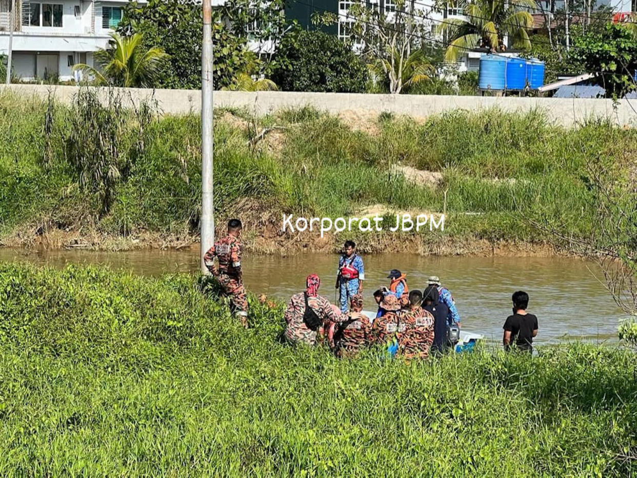 Tragic incident as a 40-year-old man lost his life while trying to save his five-year-old son. The son was trapped in their car, which had rolled down to the riverbank while they were fishing on Sunday evening. (PHOTO: FB/KorporatJBPM)