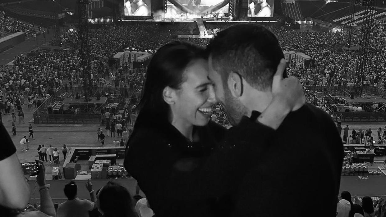 Miguel Ángel Silvestre y su novia, Rebeca Toribio, en el concierto de Manuel Carrasco en junio de 2024