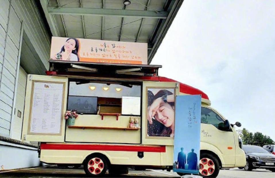 孔劉與李棟旭在韓國兒童節這天，向金高銀正在拍攝的《The King：永遠的君主》送上應援咖啡車。（網路圖片）