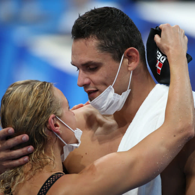 La celebración de Florent Manaudou y Pernille Blume tras competir en los 50 metros libres en Tokio credit:Bang Showbiz