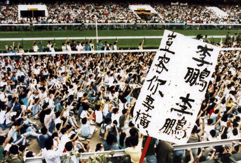 除了香港之外，幫中共記得他們曾經屠殺過人民的責任，應該是落在台灣人身上。圖為1989年香港首次為六四舉辦的遊行。（支聯會提供）