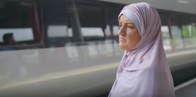 Katie Freeman dons 'brownface' to go undercover as a Muslim woman in the Channel 3 documentary "My Week As A Muslim." (Photo: Channel 4 / YouTube)