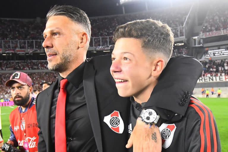 Martín Demichelis y su hijo Bastian, abrazados luego del triunfo de River ante Boca en el superclásico