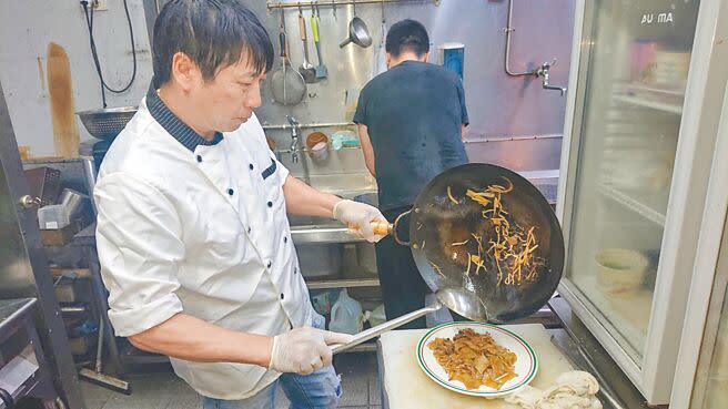 台南市小香港茶餐廳老闆抱怨台北寶林茶室食安事件造成消費者心理陰影，店內招牌菜色牛肉粄條滯銷。（程炳璋攝）