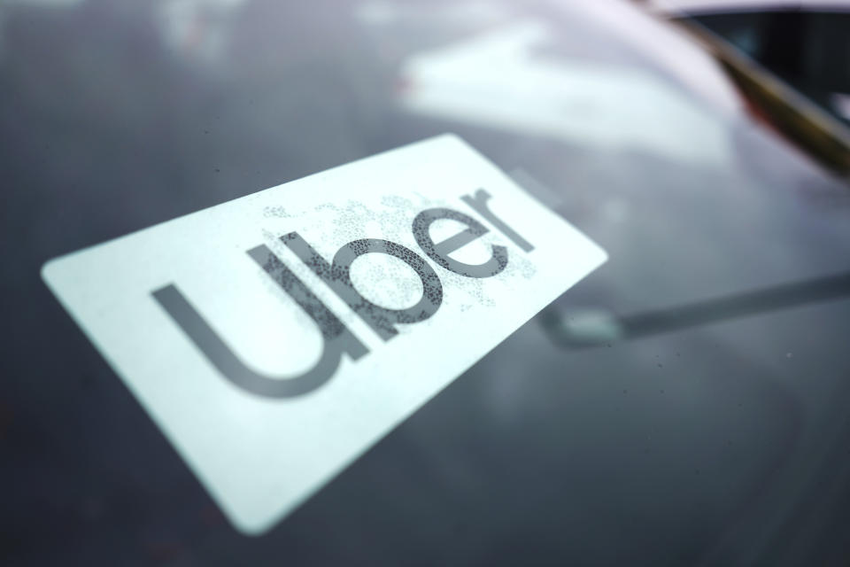 Esta fotografía muestra un letrero de Uber dentro de un automóvil el jueves 10 de febrero de 2022, en Palatine, Illinois. (AP Foto/Nam Y. Huh)