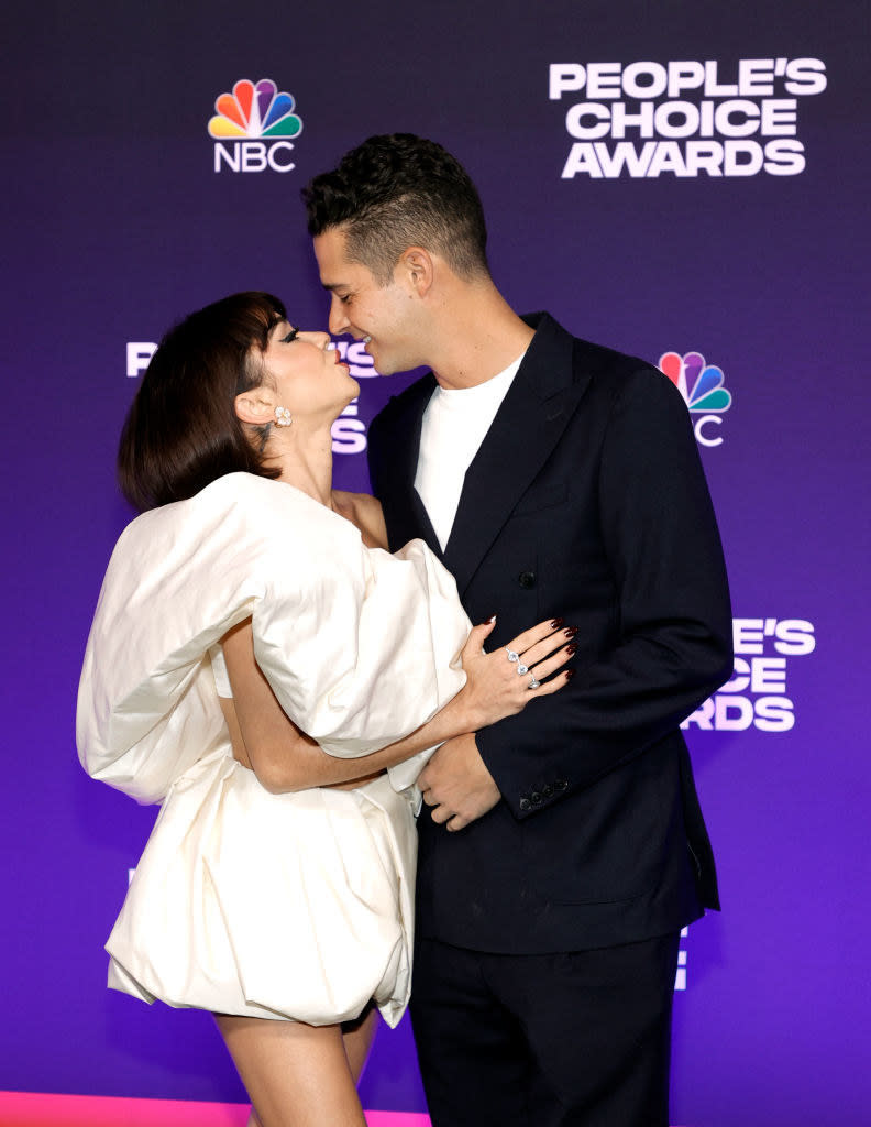 Sarah and Wells leaning in for a kiss on the red carpet