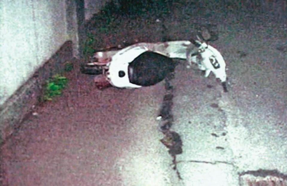 騎機車的死者遭凶手製造假車禍撞死，案發後機車倒在路邊。（翻攝畫面）