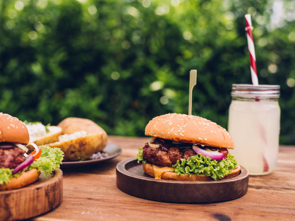 Perfekt gegartes Fleisch und krosse Brötchen machen einen guten Burger aus - damit die nicht anbrennen, gibt es einen Trick (Bild: Getty Images)