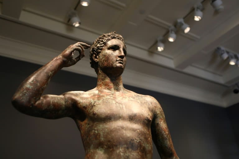 La estatua del "Atleta Victorioso", expuesta en el Museo Getty en Los Ángeles, el 13 de diciembre de 2018 (Mario TAMA)