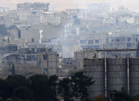 Smoke rises from central Kobani during fighting between Islamic State militants and Kurdish forces, November 24, 2014. REUTERS/Osman Orsal