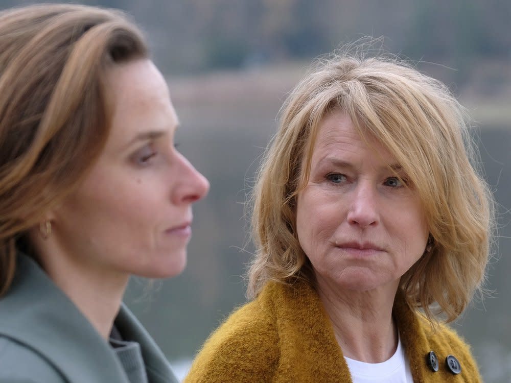 "Der neue Freund": Zwischen Johanna (Karin Hanczewski, l.) und ihrer Mutter Henriette (Corinna Harfouch) hat sich viel Unausgesprochenes aufgestaut. (Bild: SWR Presse/Bildkommunikation)